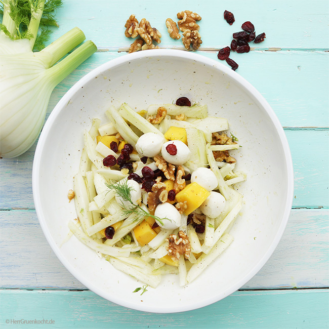 Fenchelsalat mit Cranberries, Mango, Walnüssen und Mozzarella