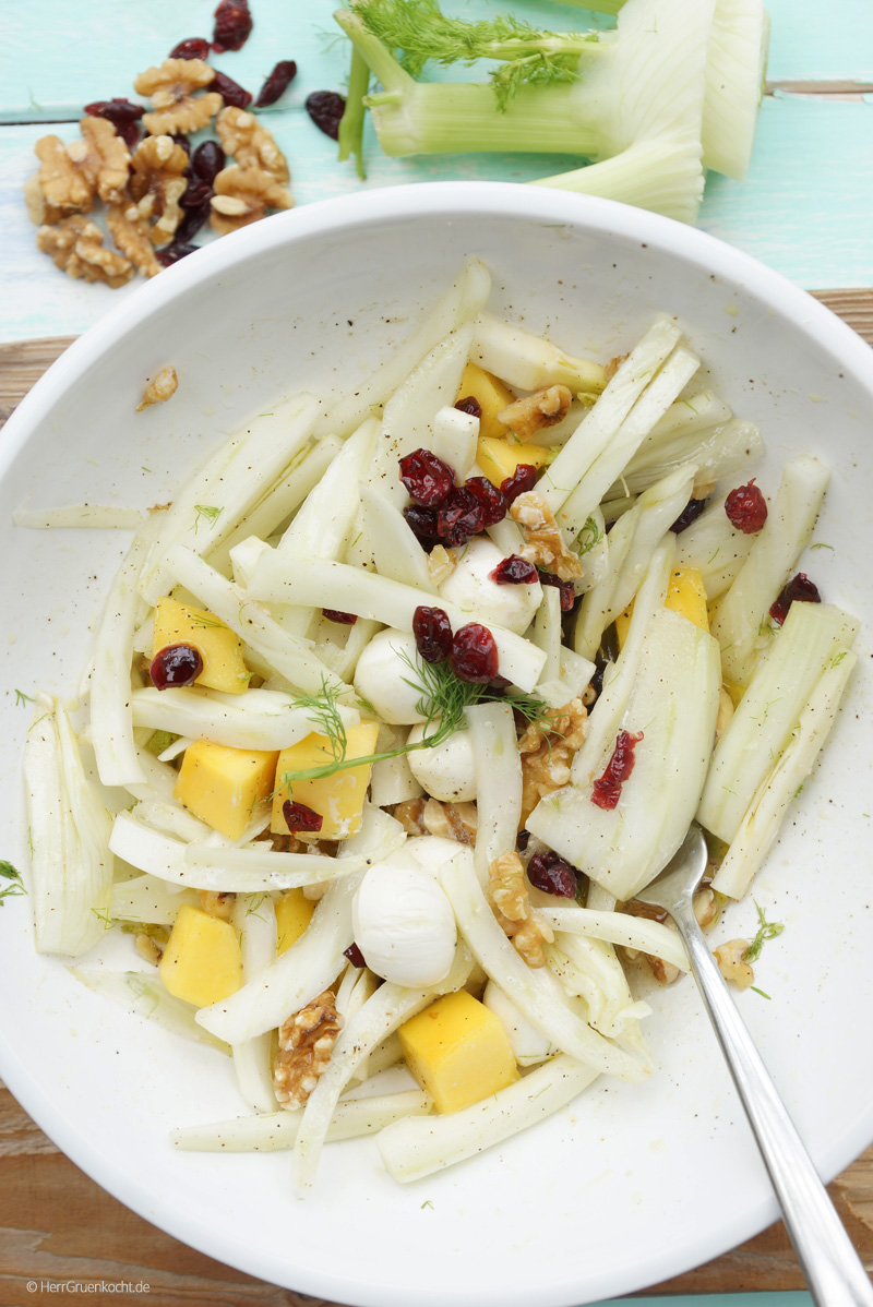 Fenchelsalat mit Cranberries, Mango, Walnüssen und Mozzarella | Herr ...