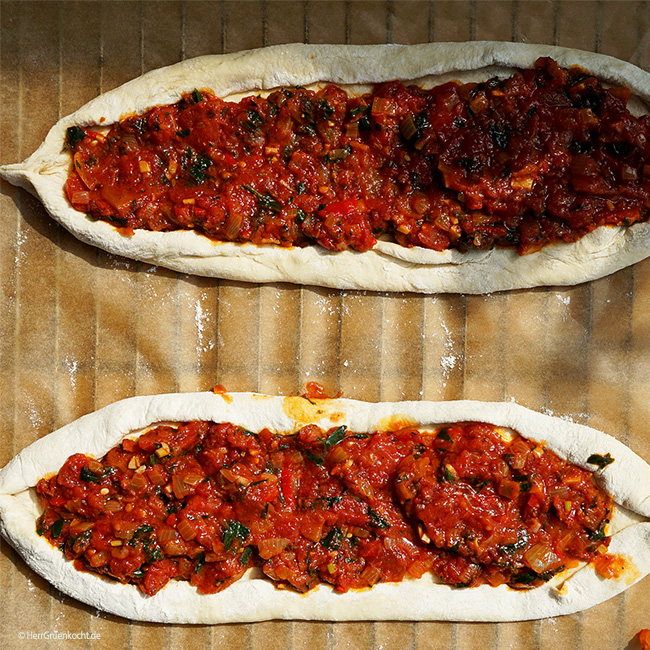 Pide, saftig und kross, mit Tomaten-Kreuzkümmelsauce, Knoblauch, Blattpetersilie, Peperoni