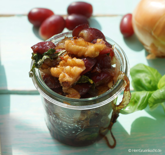 Penne Rigate mit einem Chutney aus roten Trauben, Zwiebeln, Ingwer ...