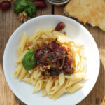 Penne Rigate mit einem Chutney aus roten Trauben, Zwiebeln, Ingwer, Walnüssen, Knoblauch, Curry und frischem Basilikum