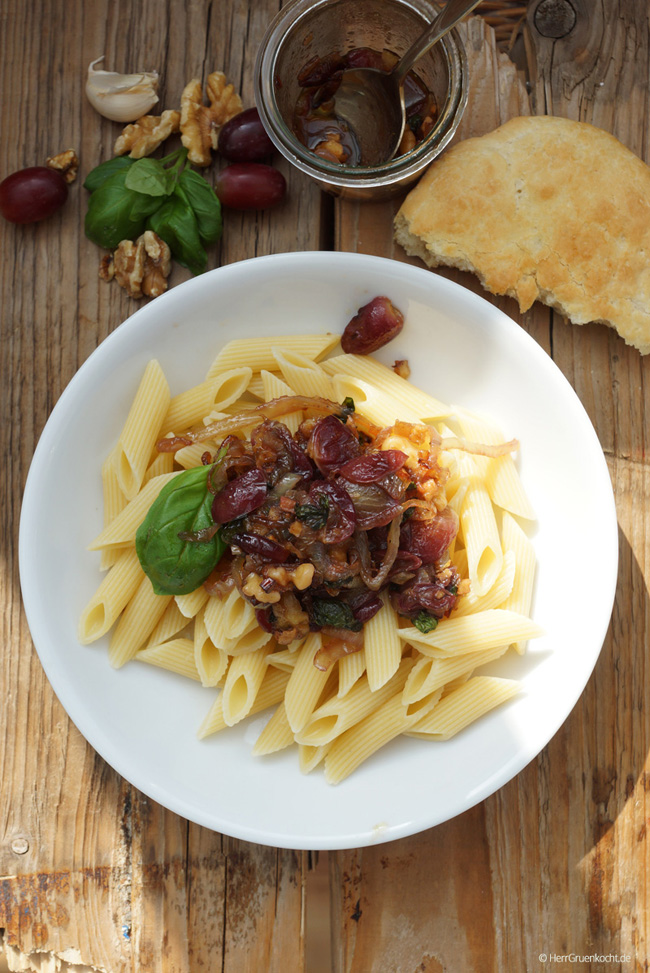 Penne Rigate mit einem Chutney aus roten Trauben, Zwiebeln, Ingwer ...