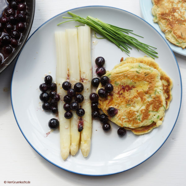 Spargel mit Blaubeeren, leicht karamellisierter Butter und kleinen ...