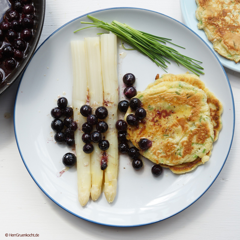 Spargel mit Blaubeeren, leicht karamellisierter Butter und kleinen ...