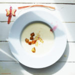 Spargelcrèmesuppe mit Croûtons, Spargelspitzen und selbst hergestelltem Rhabarbersirup