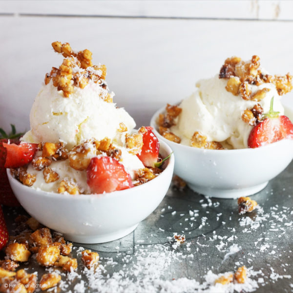 Frozen Yogurt mit Kokos-Mandelkrokant und frischen Erdbeeren