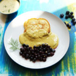 Schnittlauch-Pancakes mit einer Joghurt-Senf-Dill-Sauce und gepfefferten Blaubeeren