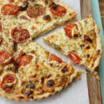 Eine Quiche mit Frühlingszwiebeln und Tomaten