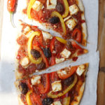 Pizza Paprika – mit Kalamon-Oliven, Feta, roter Peperoni – schön kross und auch etwas scharf