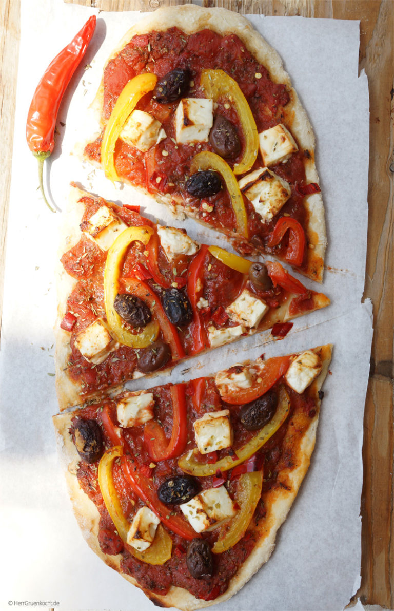 Pizza Paprika - mit Kalamon-Oliven, Feta, roter Peperoni - schön kross ...
