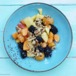 Obstsalat La Rochelle mit Mango, Aprikosen, Brombeeren, Walnüssen, Kokosmilch und Pineau des Charentes