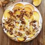 Pfirsichtarte mit Kardamom-Mascarpone-Creme und gebrannten Haselnüssen
