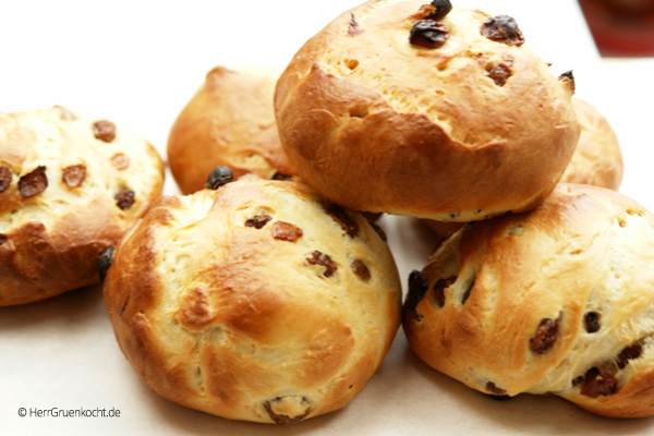 Rosinenbrötchen – schnell und einfach selber backen | Herr Grün Kocht