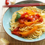 Asiatische Spaghetti Xian – mit Paprika, Ingwer, roter Peperoni und Tomaten