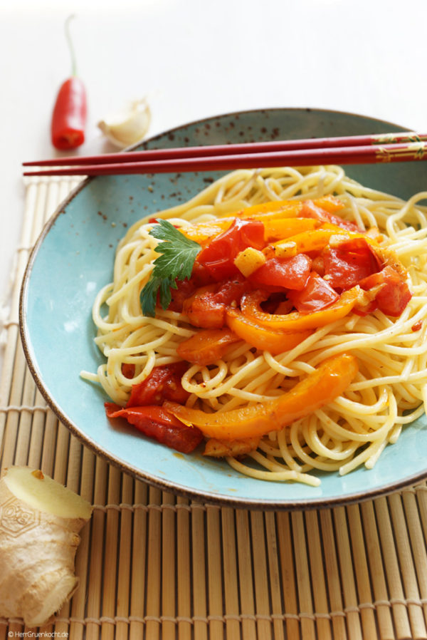 Asiatische Spaghetti Xian - mit Paprika, Ingwer, roter Peperoni und Tomaten