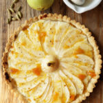 Birnentarte Fleurus – mit Dinkel-Mürbeteig, Quark-Vanille-Crème, und einer Melange aus Aprikosenmarmelade und Kardamom