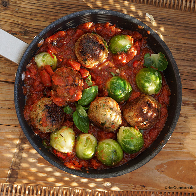 Rosenkohl italienisch mit Dinkel-Bulgur-Frikadellen in einer leicht scharfen Tomatensauce mit italienischen Kräutern