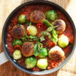 In Knoblauch gedünsteter Rosenkohl mit Dinkel-Bulgur-Frikadellen in einer leicht scharfen Tomatensauce mit italienischen Kräutern