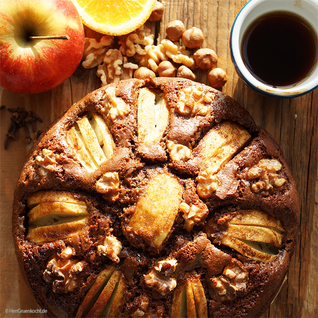 Der Herr Grün Winterkuchen mit Haselnüssen, Walnüssen, Apfel, Kakao, Zimt, Kardamom, Nelken, geriebener Orangenschale