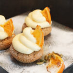 Orangen-Kardamom-Cupcakes mit kandierten Orangenstücken