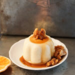 Orangen-Kardamom-Pudding mit selbst gebrannten Walnüssen und Ahornsirup