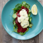 Rote-Bete-Carpaccio auf Feldsalat mit einer Kapern-Zitronen-Sauce