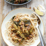 Dinkel-Spaghetti mit gedünsteten Wirsingblättern, Knoblauch, Ingwer, Balsamico und Erdnuss-Crunchy-Butter