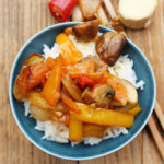 Pilze mit Ingwer, Peperoni, Paprika, Frühlingszwiebeln, Karotten, Teriyaki-Sauce und Reis