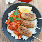 Cevapcici aus Dinkelbulgur auf Ingwerreis mit selbst gemachtem Ajvar