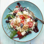 Pizzasalat mit Salatmix, Sellerie, Kirschtomaten, Walnüssen, Feta, Kalamataoliven, Ingwer und Peperoni