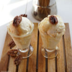 Espresso-Frozen-Yogurt mit karamellisierten Pekannüssen