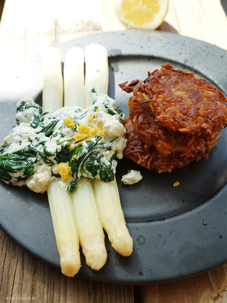 Spargel mit Spinat-Ricotta-Sauce und Kartoffel-Möhrenpuffer