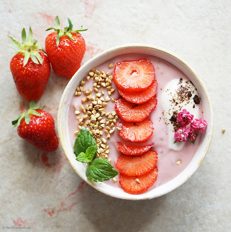 Bowl mit Lughurt Himbeer und Lughurt Natur, Erdbeeren, frischer Minze und geröstetem Buchweizen