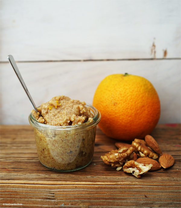 Walnuss-Mandel-Crème mit geriebener Orange ganz einfach selber machen