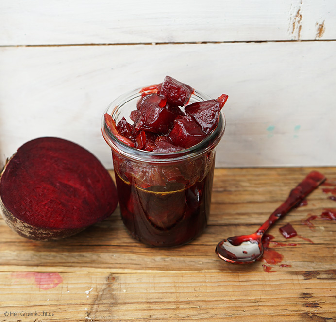 Orientalisches Rote-Bete-Chutney mit Zwiebeln, Balsamico, Rosinen ...