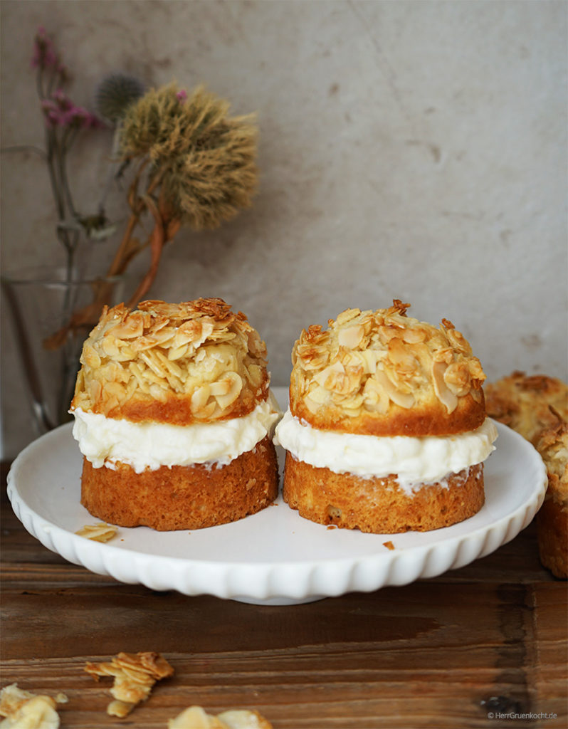 Bienenstich-Törtchen mit Sahne-Pudding-Crème