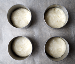 Bienenstich-Törtchen mit Sahne-Pudding-Crème