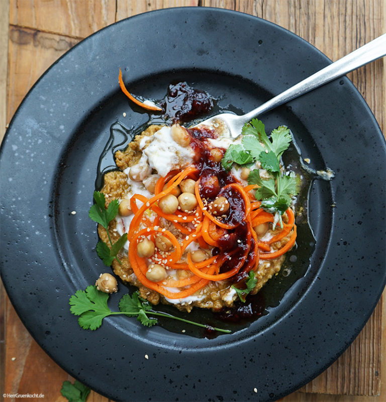 Möhren-Spirelli auf einer spicy Sesam-Kichererbsencreme, Kokosmilch und ...