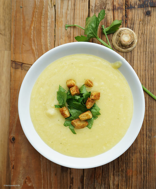 Kartoffel-Petersilienwurzel-Suppe mit Curry-Croutons und Blattpetersilie