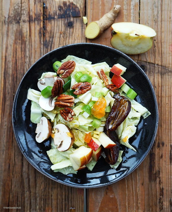 Spitzkohlsalat mit Pekannüssen, Champignons, Frühlingszwiebeln ...