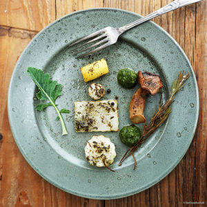 Gemüseensemble Sandrine mit Kohlrabiblatt-Walnuss-Pesto und Estragon-Öl