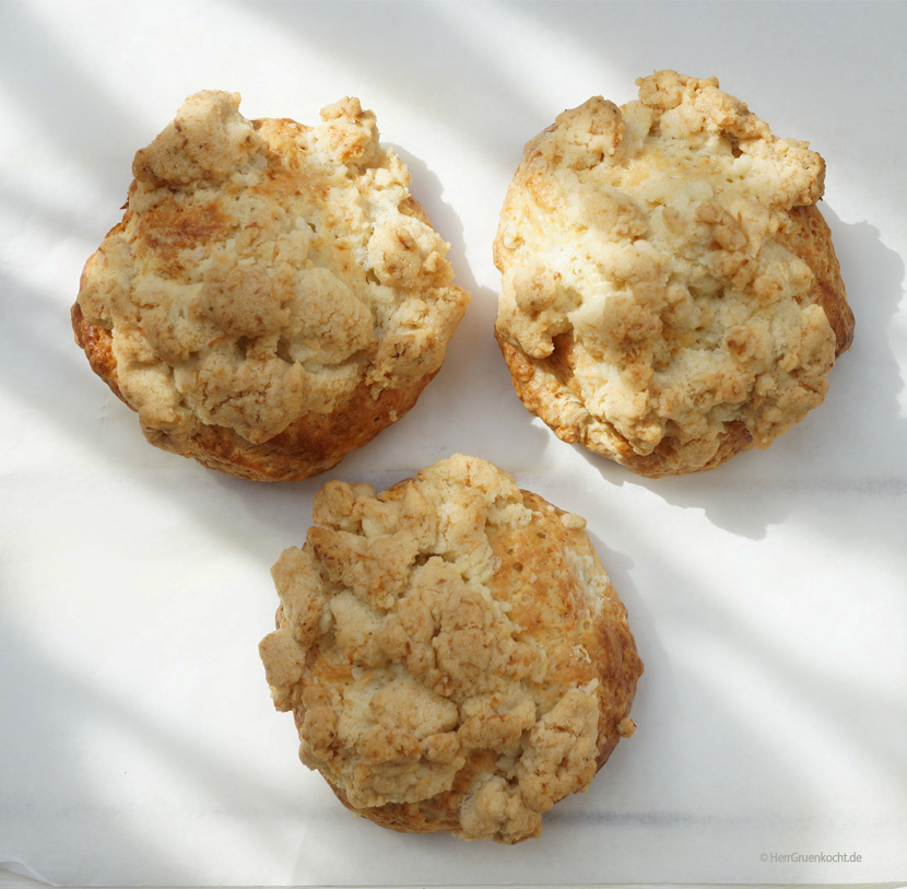 Vegane Streuselteilchen mit Dinkelmehl gebacken und mit krossen Kokos-Zimt-Streuseln 