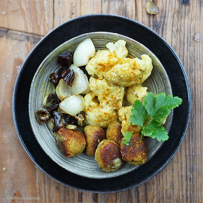 Gebratene orientalische Dinkelgrießklößchen mit Blumenkohl, Datteln ...