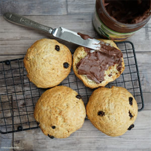 vegane Rosinenbrötchen schnell und einfach ohne Hefe gebacken