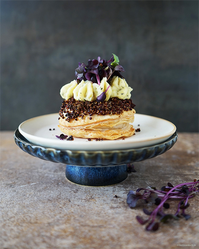 Blätterteig mit Kreuzkümmel-Quinoa, Kartoffel-Estragon-Aioli und Roter-Rettich-Kresse