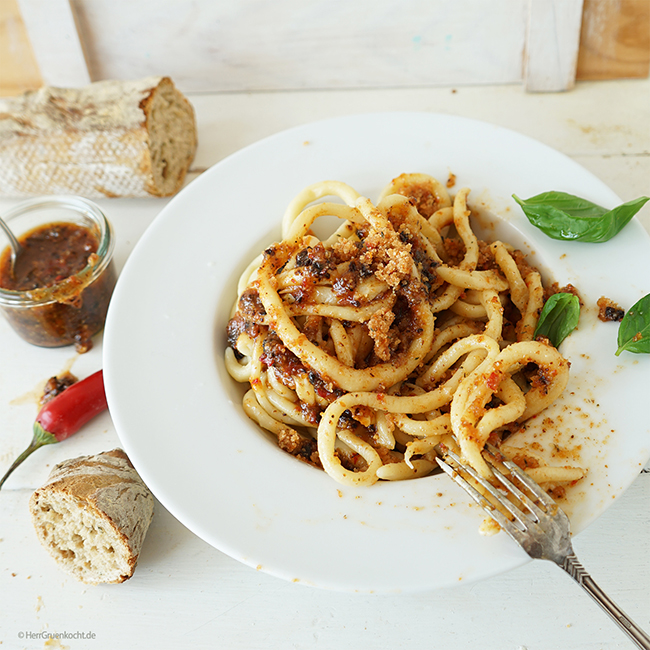 Selbstgedrehte Spaghetti mit spicy Pesto all’arrabbiata und veganem ›Parmesan‹