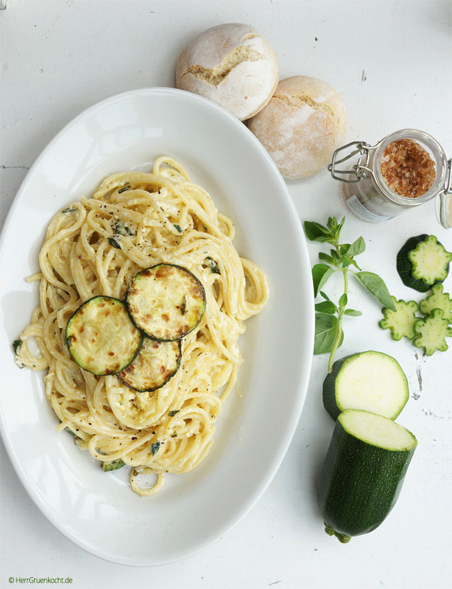 Spaghetti Carbonara mit Hickory-Zucchini und Pizzabrötchen