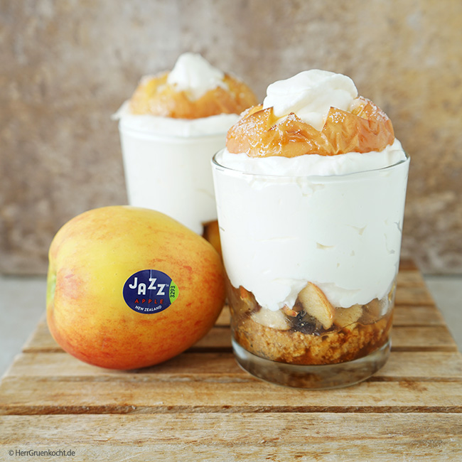 Karamellisierte Apfelkrone auf griechischem Joghurt