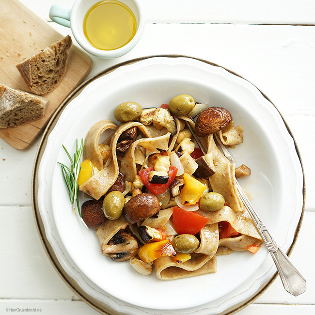 Mediterraner Nudelsalat mit selbstgemachten Pilz-Nudeln, ¬Aubergine, gelber Paprika, Zwiebeln, Tomate, grünen Oliven und MANI Polyphenol Olivenöl
