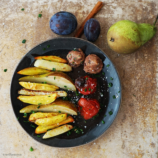 Im Ofen geröstete Kartoffeln, Kohlrabi und Tomaten mit Zimt-Birnen und ...